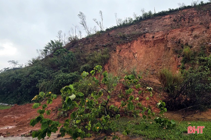 Ngoài điểm sạt lở tại Km 16+800, trên tuyến tỉnh lộ 551 còn xuất hiện một số điểm sạt lở khác, đất đá cũng đã tràn xuống đường. Ngoài điểm sạt lở tại Km 16+800, trên tuyến tỉnh lộ 551 còn xuất hiện một số điểm sạt lở khác, đất đá cũng đã tràn xuống đường.