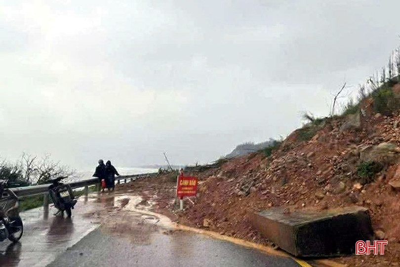 Tuyến đường ven biển, đoạn giáp ranh giữa xã Kỳ Khang và phường Hải Ninh hiện vẫn bị sạt lở. Tuyến đường ven biển, đoạn giáp ranh giữa xã Kỳ Khang và phường Hải Ninh hiện vẫn bị sạt lở.