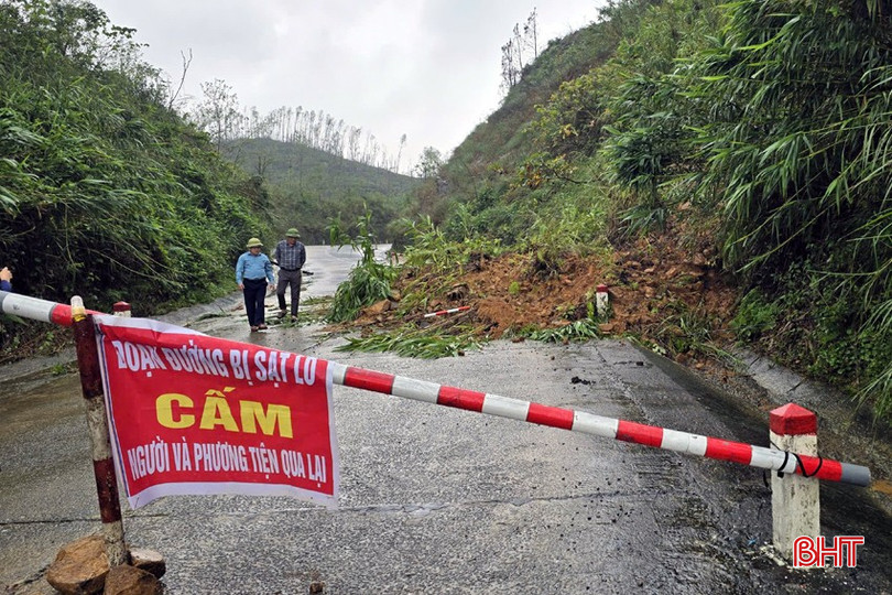 Chính quyền các địa phương đang tích cực huy động lực lượng, phương tiện để giải phóng đất đá; lập rào chắn, cắm biển cảnh báo mức độ nguy hiểm tại khu vực sạt lở. Chính quyền các địa phương đang tích cực huy động lực lượng, phương tiện để giải phóng đất đá; lập rào chắn, cắm biển cảnh báo mức độ nguy hiểm tại khu vực sạt lở.