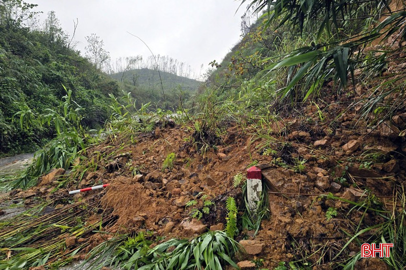 Lượng mưa đo được tại xã Kỳ Xuân khoảng 300 mm. Sạt lở do mưa lớn khiến hàng trăm khối đất đá tràn ra tuyến đường 551. Ông Lê Tài Tuấn – Chủ tịch UBND xã Kỳ Xuân cho biết: Vào tối qua (30/10), tại Km 16+800, tuyến tỉnh lộ 551, đoạn từ xã Kỳ Xuân đến xã Kỳ Văn bị sạt lở, hàng trăm m3 đất, đá đổ xuống đường với chiều dài khoảng 30m. Sạt lở khiến các phương tiện không thể lưu thông qua đoạn đường này. Lượng mưa đo được tại xã Kỳ Xuân khoảng 300 mm. Sạt lở do mưa lớn khiến hàng trăm khối đất đá tràn ra tuyến đường 551. Ông Lê Tài Tuấn – Chủ tịch UBND xã Kỳ Xuân cho biết: Vào tối qua (30/10), tại Km 16+800, tuyến tỉnh lộ 551, đoạn từ xã Kỳ Xuân đến xã Kỳ Văn bị sạt lở, hàng trăm m3 đất, đá đổ xuống đường với chiều dài khoảng 30m. Sạt lở khiến các phương tiện không thể lưu thông qua đoạn đường này.