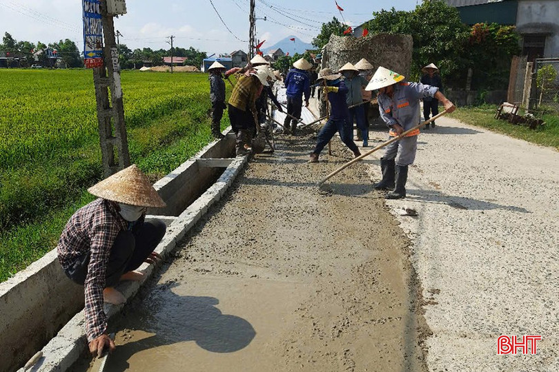 Bà con thôn Nam Hải trực tiếp tham gia thi công mở rộng đường trục thôn. bqbht_br_a7.jpg