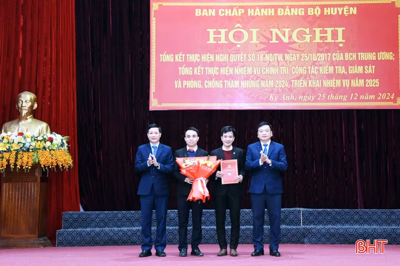 Thường trực Huyện ủy Kỳ Anh trao quyết định tiếp nhận tổ chức Đảng và đảng viên Chi bộ Phòng giao dịch Ngân hàng chính sách xã hội huyện Kỳ Anh.