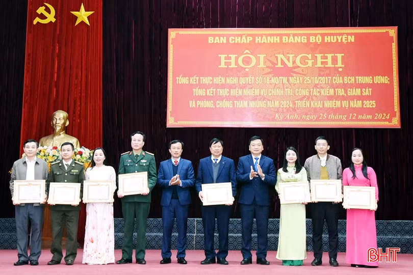 BTV Huyện ủy tặng giấy khen cho 8 tổ chức cơ sở đảng.