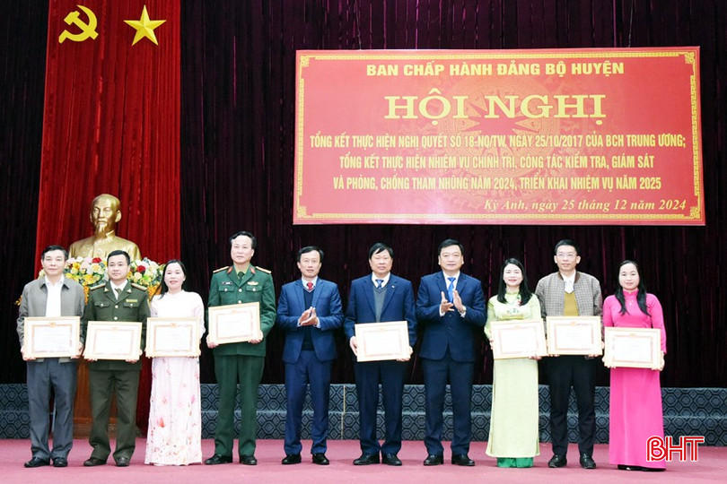 BTV Huyện ủy tặng giấy khen cho 8 tổ chức cơ sở đảng. BTV Huyện ủy tặng giấy khen cho 8 tổ chức cơ sở đảng.