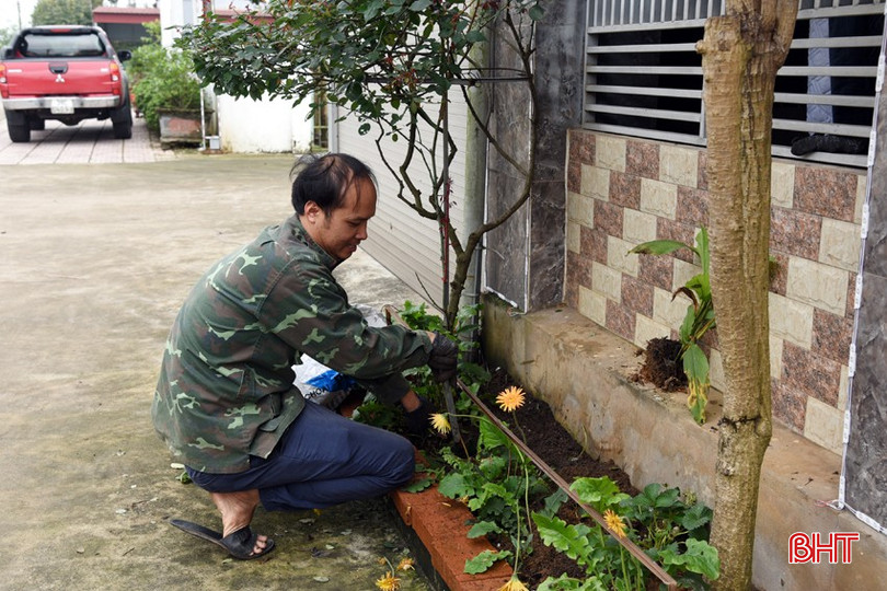 Anh Nguyễn Dương Quỳnh chăm sóc cảnh quan ở khu dân cư. bqbht_br_dsc-5564.jpg
