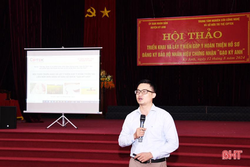 Phó Giám đốc Trung tâm Nghiên cứu công nghệ và sở hữu trí tuệ CIPTEX Đỗ Việt Dũng trao đổi về mẫu logo, bản đồ khu vực địa lý vùng sản xuất. 12.jpg