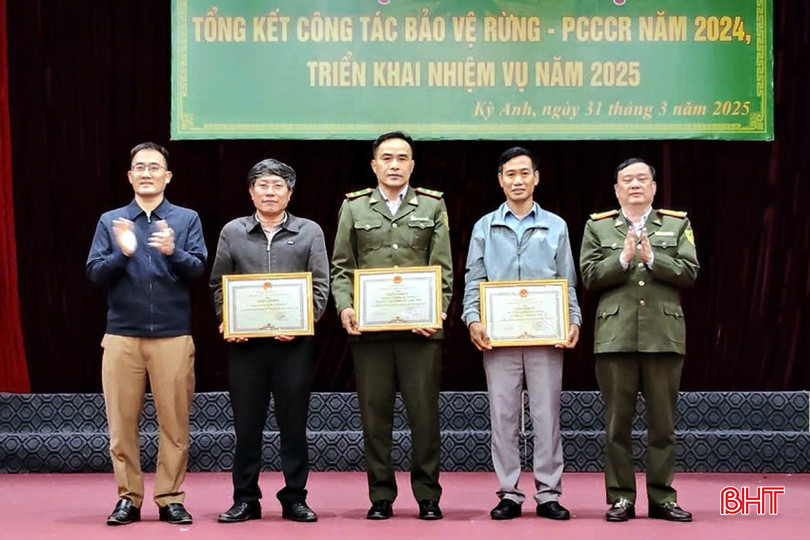 Dịp này, UBND huyện Kỳ Anh tặng giấy khen cho 3 tập thể và 5 cá nhân có thành tích xuất sắc trong công tác bảo vệ rừng, phòng cháy, chữa cháy rừng năm 2024. bqbht_br_z6459919131720-0cafdc3e2940921a4ac3c5fd6106bb87.jpg