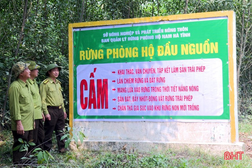Lực lượng Kiểm lâm huyện Kỳ Anh thường xuyên làm mới, sửa chữa các biển tường cố định tuyên truyền BVR-PCCCR. bqbht_br_17138582141216.jpg