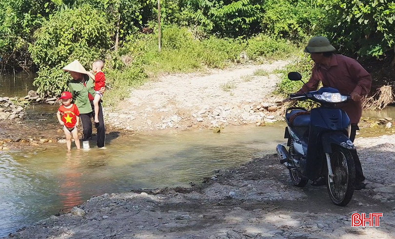 Vào mùa mưa lũ, việc qua lại ngầm Tùng Lau là hết sức nguy hiểm. bqbht_br_a7.jpg
