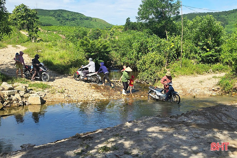 Hằng ngày, lượng người qua lại ngầm Tùng Lau khá đông. bqbht_br_a1.jpg