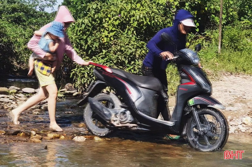 Ngầm Tùng Lau nằm trên con đường độc đạo nối từ trung tâm thôn đến cụm dân cư bên kia sông. bqbht_br_a6.jpg