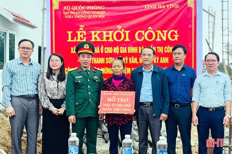 Đại diện đơn vị tài trợ và cấp ủy, chính quyền trao biểu trưng số tiền ủng hộ 50 triệu đồng cho bà Trần Thị Công. bqbht_br_z6116498010307-dbb94d89e20f51404d33b4160f31d157.jpg