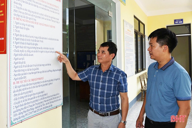 Bí thư Đảng ủy xã Lâm Hợp Nguyễn Anh Ngọc (bên trái) trao đổi một số nội dung sau khi trung tâm hành chính công theo mô hình chính quyền địa phương 2 cấp đi vào hoạt động. bqbht_br_a4.jpg