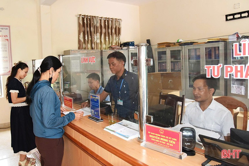 Phòng giao dịch một cửa tại UBND xã Kỳ Sơn sẵn sàng thực hiện nhiệm vụ của trung tâm hành chính công theo mô hình chính quyền địa phương 2 cấp. bqbht_br_a5.jpg