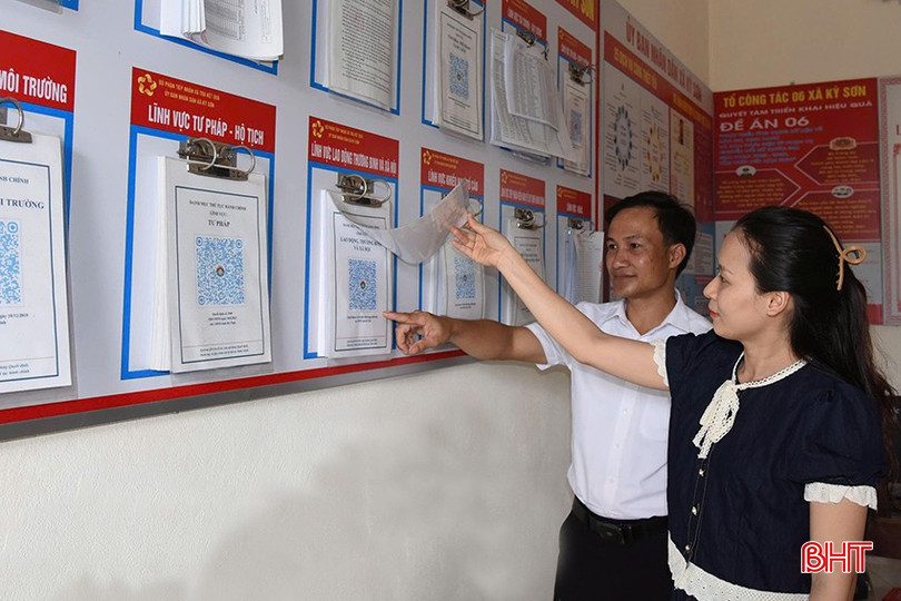 Lãnh đạo UBND xã Kỳ Sơn trao đổi với viên chức Phòng Giao dịch một cửa một số nội dung về vận hành trung tâm hành chính công theo mô hình mới. bqbht_br_a6.jpg