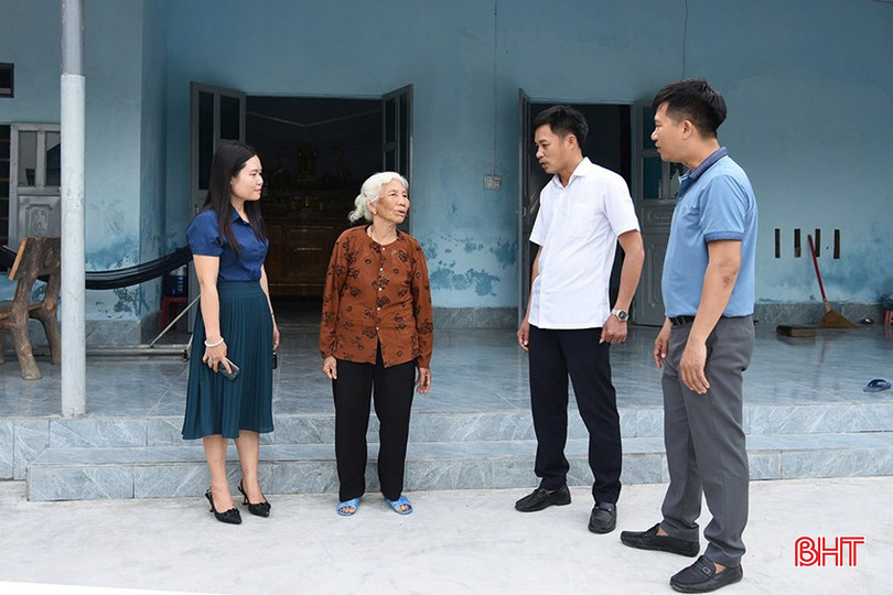 Bà Lê Thị Hiền hết sức phấn khởi khi có ngôi nhà mới khang trang để an hưởng tuổi già. bqbht_br_a4.jpg