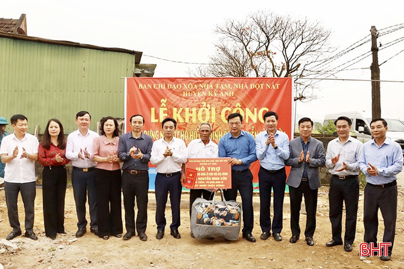 Phó Bí thư Thường trực Tỉnh ủy Trần Thế Dũng và đoàn công tác của tỉnh tham gia lễ khởi công nhà ở cho gia đình ông Nguyễn Đình Cửu ở xã Kỳ Tiến. bqbht_br_a8.jpg