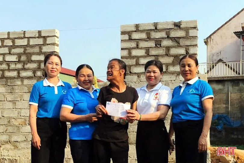 Chi hội Phụ nữ thôn Phú Long (xã Kỳ Phú) quyên góp, ủng hộ chị Lê Thị Lân số tiền 23,8 triệu đồng. bqbht_br_z6526784455277-d8748d4c63464a5fd8bd11066da913e4.jpg