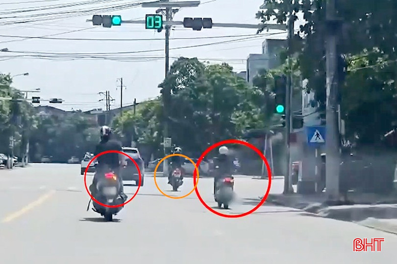 Tình huống "nực cười" được ghi nhận tại nút giao Nguyễn Du và Nguyễn Công Trứ (phường Thành Sen) - nơi có đèn tín hiệu giao thông. bqbht_br_vv.jpg