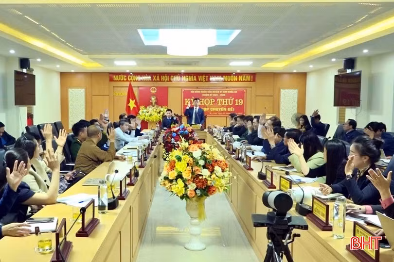 Các đại biểu HĐND huyện biểu quyết thông qua nghị quyết thành lập các phòng chuyên môn UBND huyện Kỳ Anh.