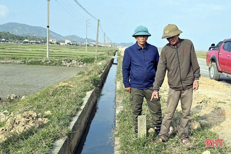 Người dân thôn Tân Phan đóng cọc bê tông để hạn chế xe tải chạy sát kênh.