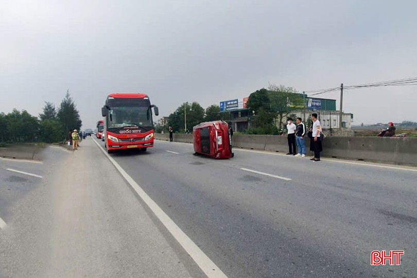 Xe ô tô con lật nghiêng trên quốc lộ 1 qua xã Cẩm Sơn, huyện Cẩm Xuyên.