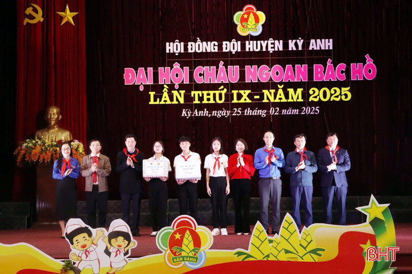 Đại diện lãnh đạo Sở GD&ĐT, Tỉnh đoàn và huyện Kỳ Anh trao biểu trưng... bqbht_br_24.jpg