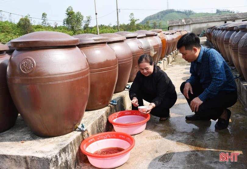 Mỗi năm, HTX Phú Khương sản xuất ra trên 200 nghìn lít nước mắm. bqbht_br_a1-4413.jpg