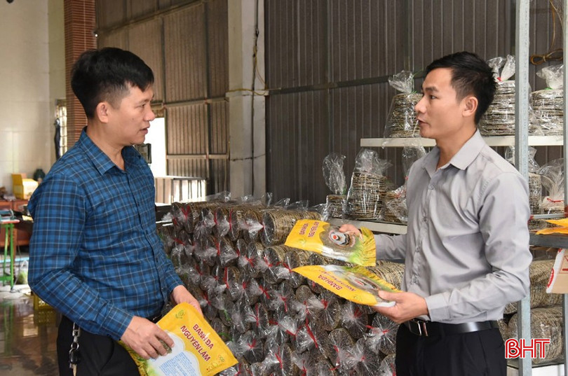 Giám đốc HTX Nguyên Lâm Lê Văn Duẩn (bên phải) trao đổi với phóng viên về quy trình sản xuất sản phẩm bánh đa vừng theo tiêu chuẩn OCOP. bqbht_br_a2-9598.jpg