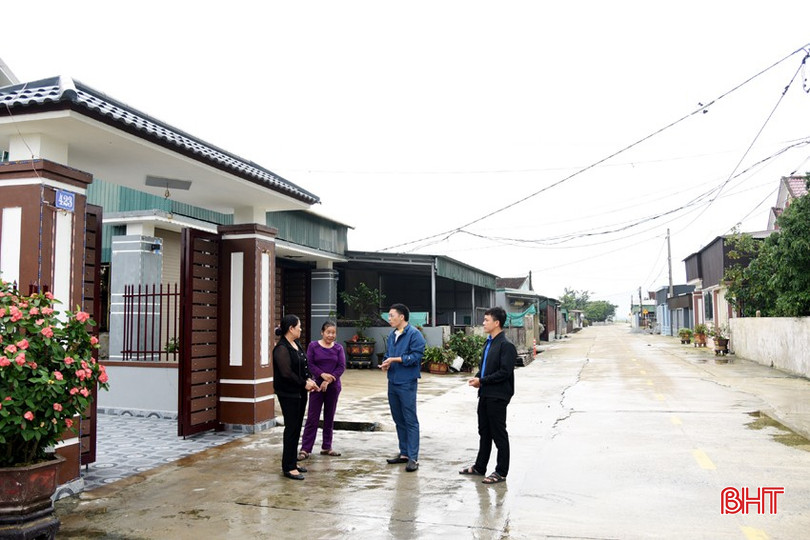 Con đường từ xã Kỳ Hải đi Kỳ Hà (thị xã Kỳ Anh) trước đây chỉ được 1 làn xe, khi ông Trần Bá Toàn về làm Bí thư Đảng ủy xã Kỳ Hải đã tuyên truyền, vận động người dân hiến đất mở đường rộng rãi, thông thoáng hơn. bqbht_br_13.jpg