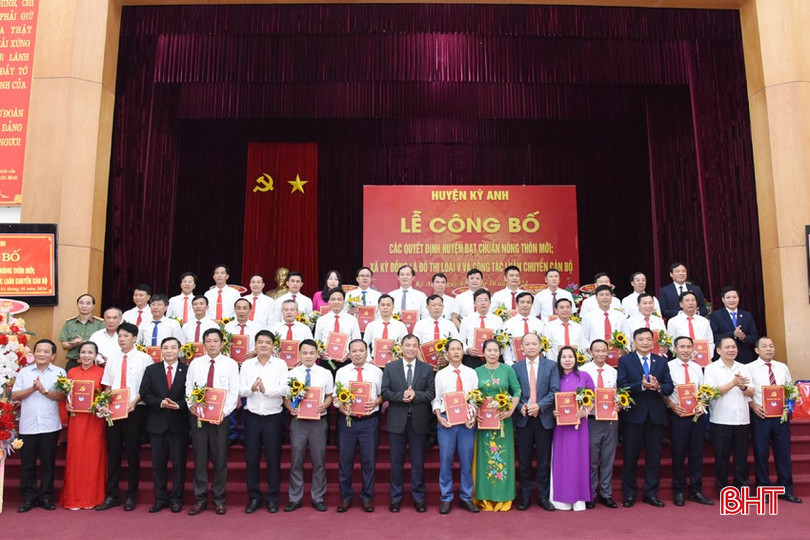Bí thư Tỉnh uỷ Hoàng Trung Dũng và các đồng chí lãnh đạo tỉnh, lãnh đạo huyện Kỳ Anh chúc mừng các đồng chí được điều động, chỉ định, bổ nhiệm trong đợt tháng 10/2024. bqbht_br_11.jpg
