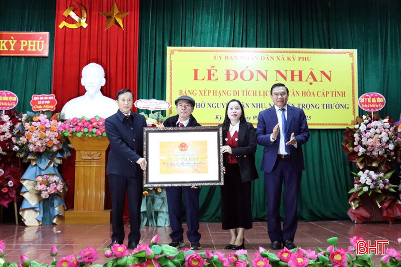 Thay mặt UBND tỉnh, lãnh đạo Sở VH-TT&DL trao bằng công nhận di tích lịch sử - văn hóa cấp tỉnh dòng họ Nguyễn. bqbht_br_24.jpg