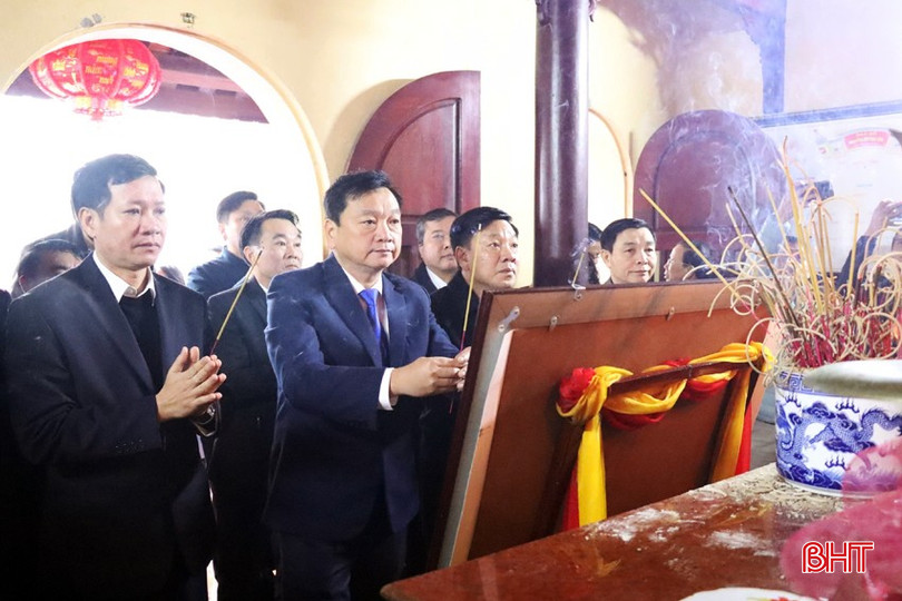 Lãnh đạo huyện Kỳ Anh, con cháu trong dòng họ thắp hương tưởng nhớ công đức của các bậc tiền nhân. bqbht_br_25.jpg