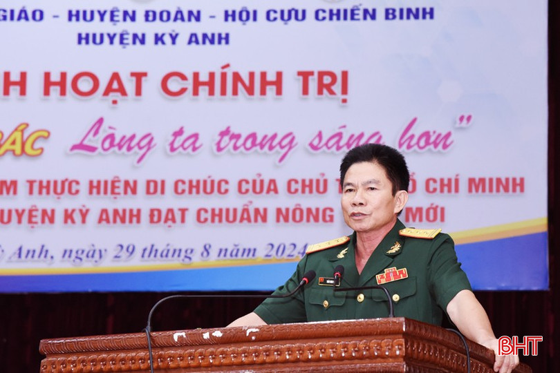 Chủ tịch Hội CCB xã Kỳ Phú - Trần Minh Hải trao đổi với các bạn trẻ về vai trò của Đảng trong việc đoàn kết, tổ chức và lãnh đạo mọi thắng lợi của cách mạng Việt Nam. 11.jpg