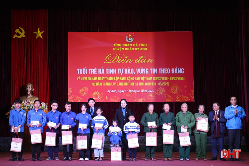 Các đại biểu trao quà cho cán bộ, ĐVTN, cựu TNXP, người dân gặp hoàn cảnh khó khăn. bqbht_br_aimg-0163.jpg