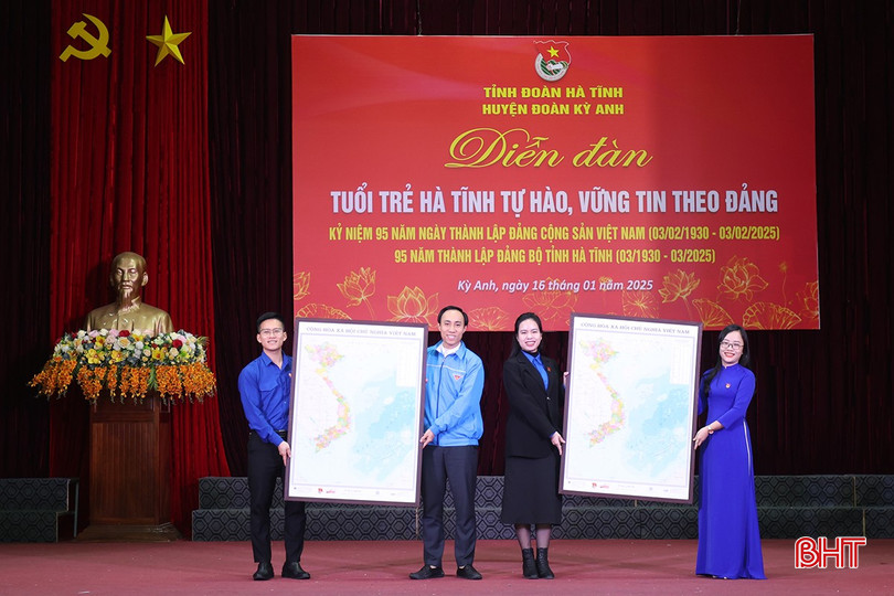 Ban Thường vụ Tỉnh đoàn trao tặng 100 bản đồ Tổ quốc cho tuổi trẻ huyện Kỳ Anh. bqbht_br_aimg-0149.jpg