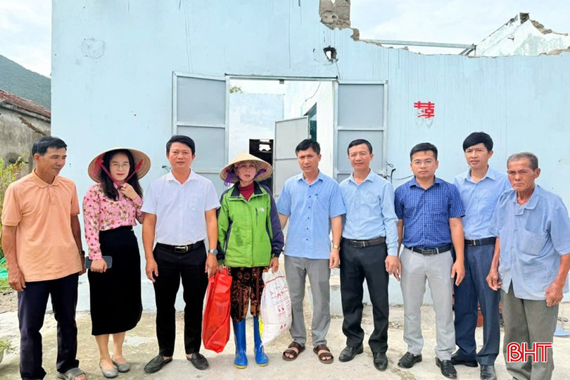 Lederne i Ky Khang-kommunen oppmuntret og ga gaver for å støtte Vo Thi Tinh i landsbyen Son Hai, der taket hennes kollapset og all eiendommen hennes ble skadet av storm nr. 10. bqbht_br_16-6694.jpg