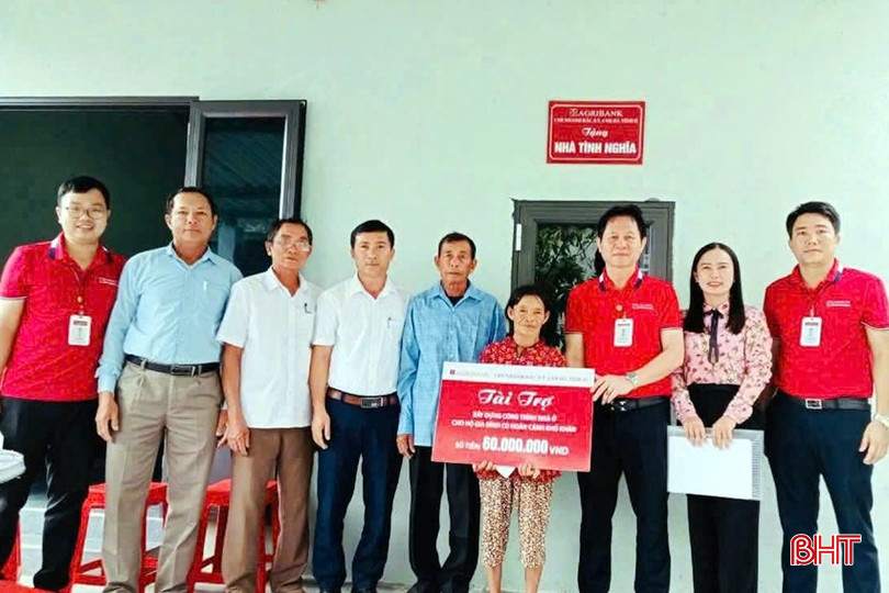 Lederne i Ky Khang kommune koordinerte med Bac Ky Anh Agricultural Bank for å gi 60 millioner dong for å støtte Nguyen Thi Ngas familie (landsbyen Trung Tan) med å bygge et hus. bqbht_br_11.jpg