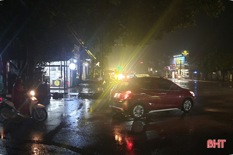 Các phương tiện qua lại nhiều nhưng tại ngã ba này lại không có đèn chiếu sáng. bqbht_br_a4.jpg