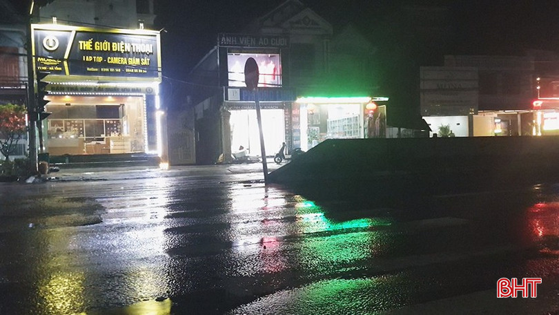 Nguồn sáng duy nhất tại ngã ba Voi là nhờ ánh đèn nhà dân và đèn chiếu sáng của các phương tiện. bqbht_br_a1.jpg