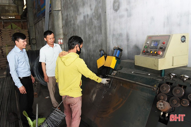 Mô hình sản xuất - kinh doanh của gia đình anh Dũng giải quyết việc làm thường xuyên cho 9 lao động với thu nhập ổn định. bqbht_br_a5.jpg