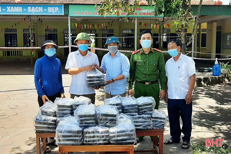 Trong đại dịch COVID-19, gia đình anh Dũng luôn tích cực hỗ trợ đồng bào vùng dịch. bqbht_br_a1.jpg