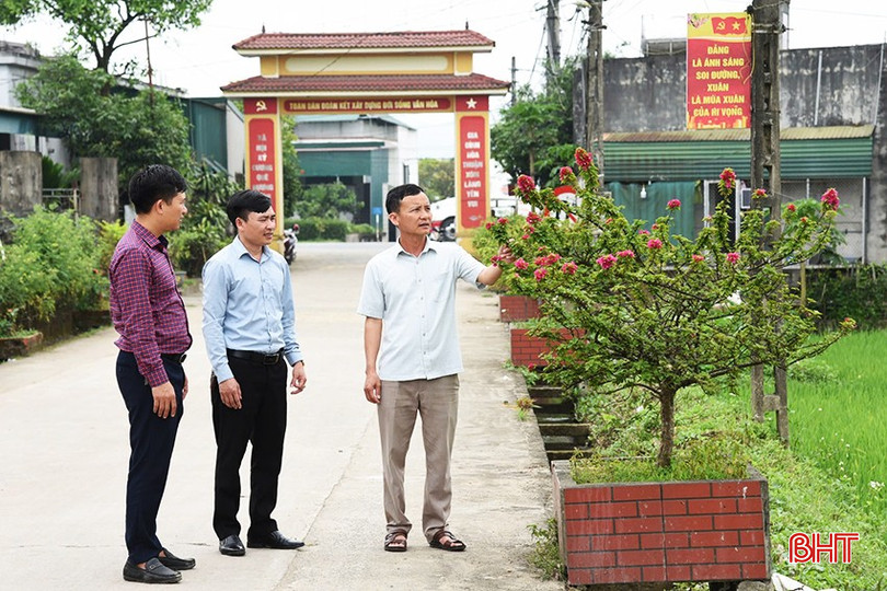 Hàng chục chậu cây cảnh dọc đường trục thôn được gia đình anh Dũng - chị Thảo hỗ trợ kinh phí đầu tư. bqbht_br_a3.jpg