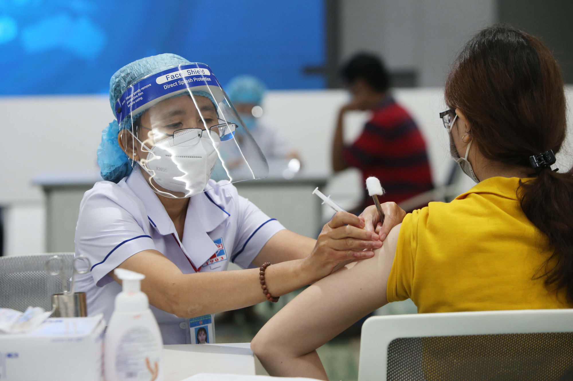 Thủ tướng Chính phủ yêu cầu chậm nhất đến 31/12/2021, phải cơ bản hoàn thành 100% việc tiêm 2 mũi cho người từ 18 tuổi trở lên. Thủ tướng Chính phủ: Thần tốc thực hiện chiến dịch tiêm chủng vaccine phòng COVID-19