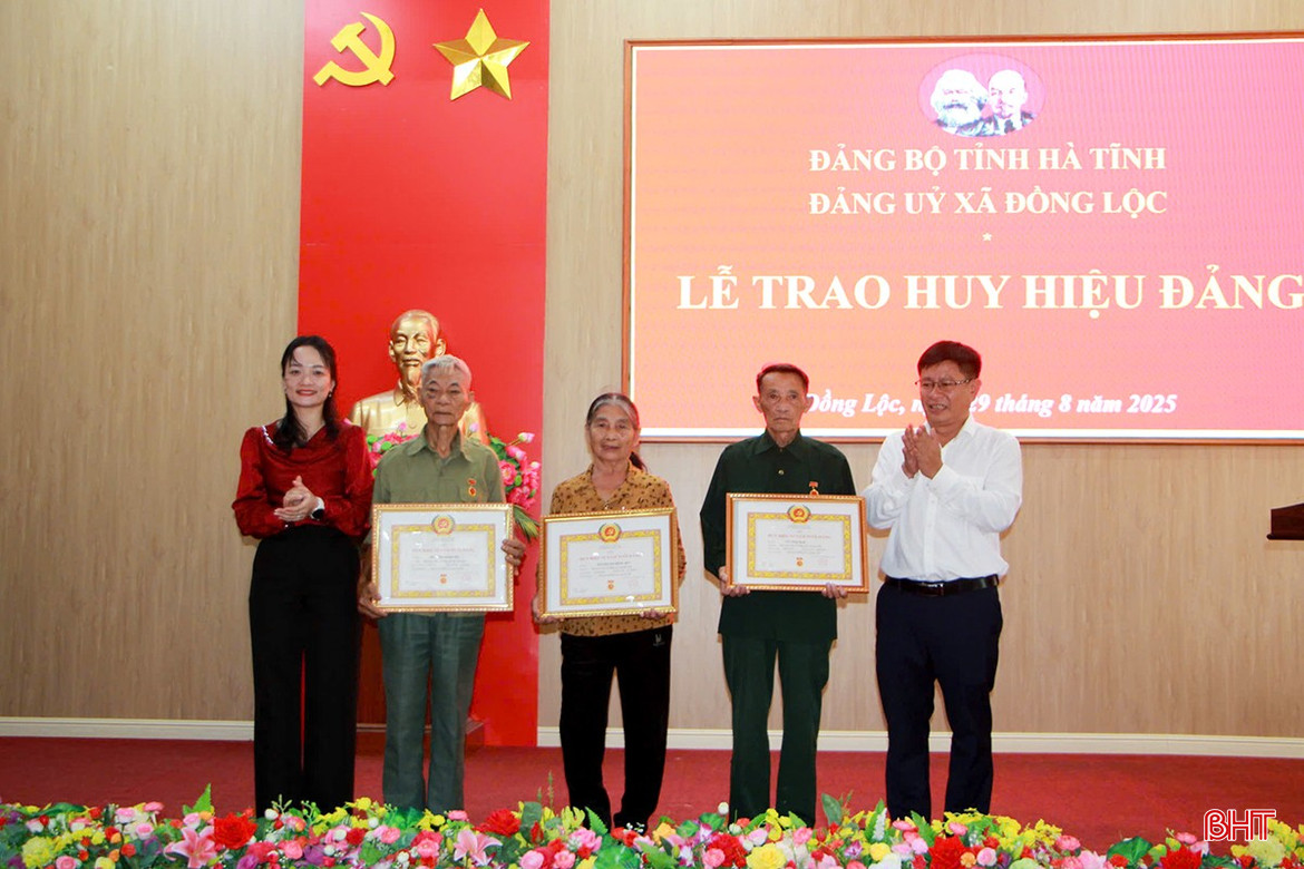 Lãnh đạo xã Đồng Lộc tặng Huy hiệu 55 tuổi Đảng cho các đảng viên. Lãnh đạo xã Đồng Lộc tặng Huy hiệu 55 tuổi Đảng cho các đảng viên.