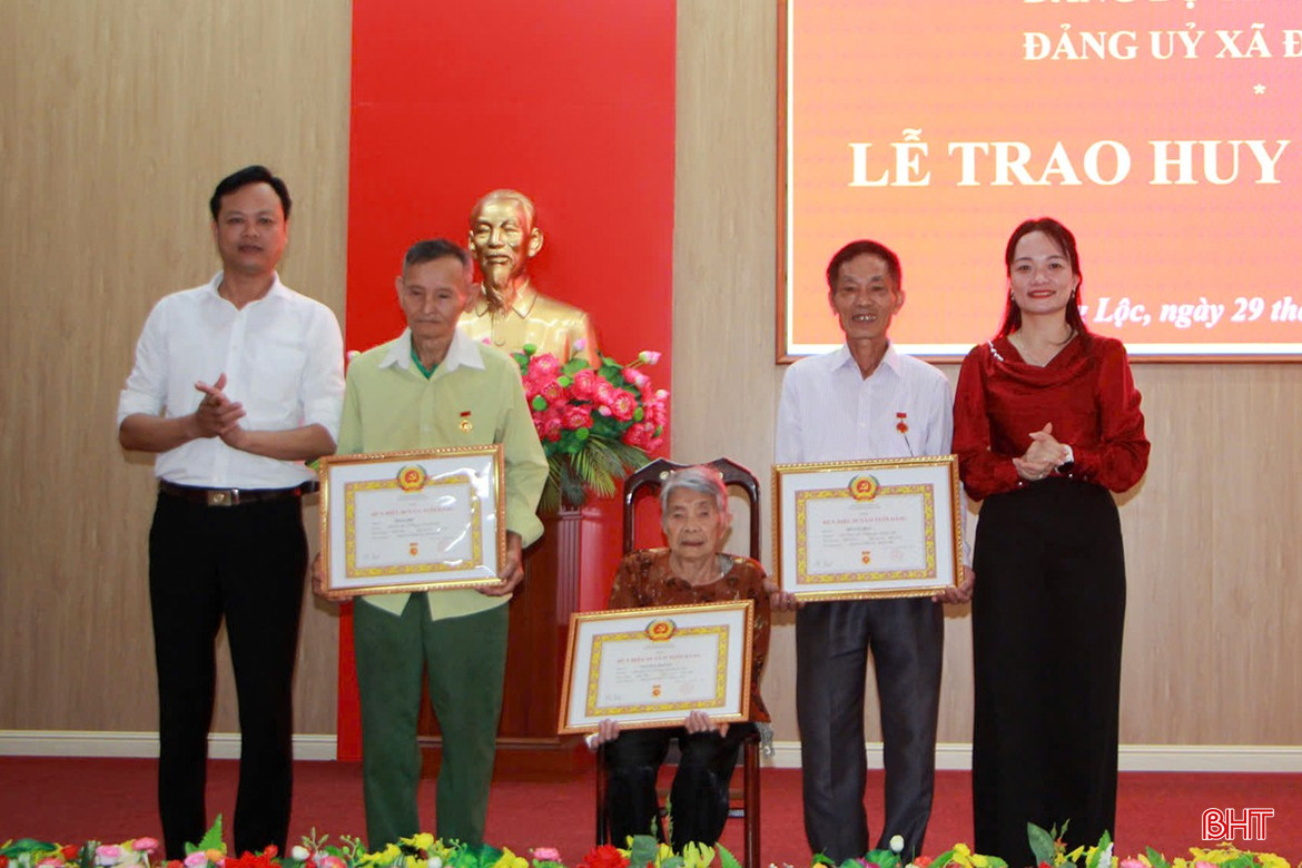 Lãnh đạo địa phương trao tặng Huy hiệu 60 năm tuổi Đảng cho các đảng viên. Lãnh đạo địa phương trao tặng Huy hiệu 60 năm tuổi Đảng cho các đảng viên.