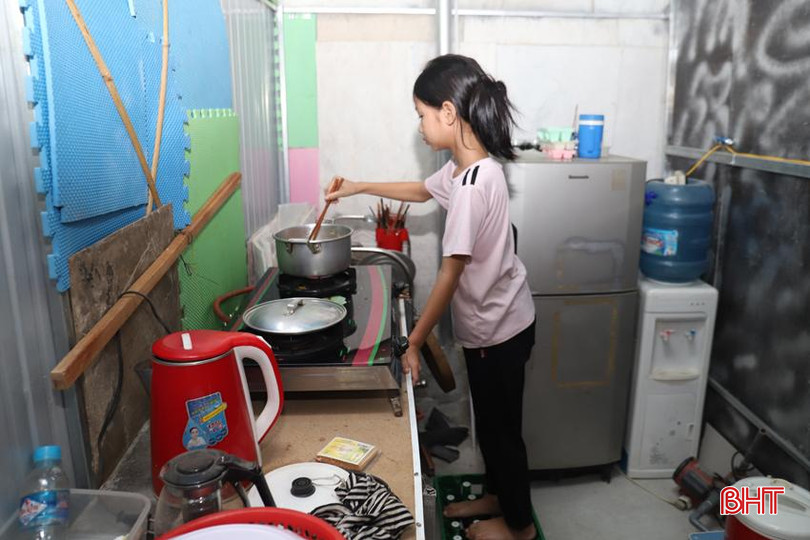 Ban ngày, 2 chị em tự nấu nướng, chăm sóc bản thân. IMG_9591.JPG