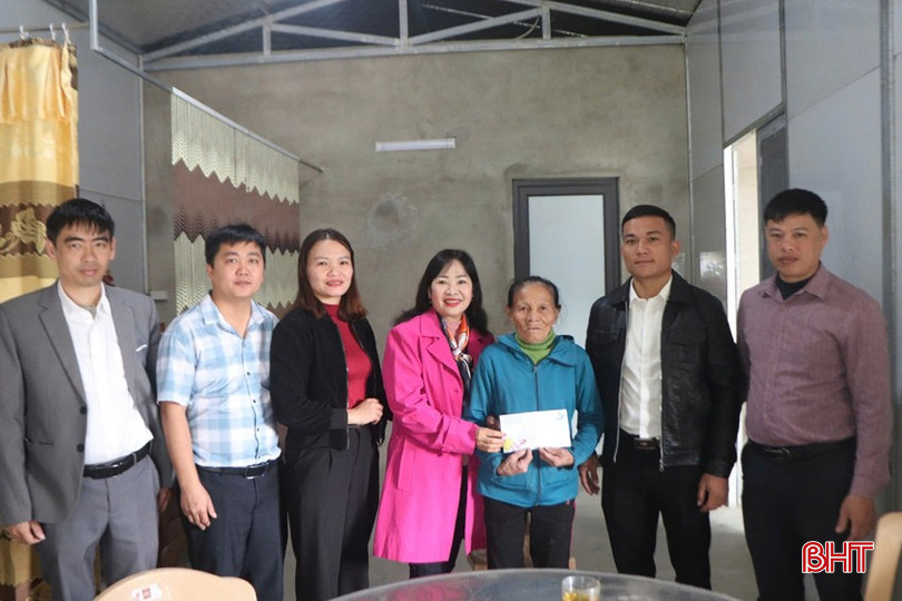 Hội đồng hương Hương Sơn trao quà cho bà Lê Thị Thanh (SN 1952, thôn Bãi Trạm, xã Châu Bình). bqbht_br_z6252714851705-0f55ead00e01947ab45326e1ba44cc27.jpg