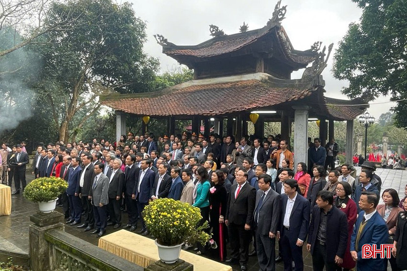 Lãnh đạo Bộ Y tế, tỉnh Hà Tĩnh dâng hương tại Nhà thờ Hải Thượng Lãn Ông Lê Hữu Trác (thôn Bảo Thượng, xã Quang Diệm, huyện Hương Sơn). Ảnh tư liệu bqbht_br_z6252233193331-86fde271f0a28df59fbc0203e6556ecb.jpg