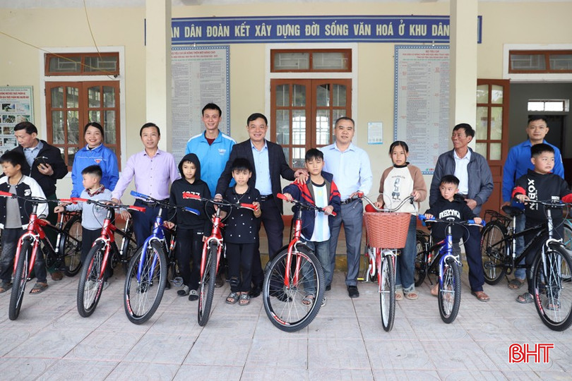 Lãnh đạo huyện Hương Sơn cùng nhà tài trợ trao tặng xe đạp cho các em nhỏ thuộc diện hộ nghèo tại xã Sơn Giang. bqbht_br_img-9612.jpg